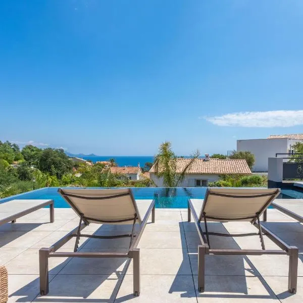 Villa Belenos Piscine vue mer, hotel in Roquebrune-sur-Argens