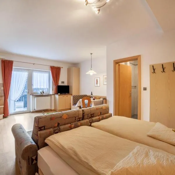 Residence Pichler Apartment 7, hotel sa San Leonardo in Passiria