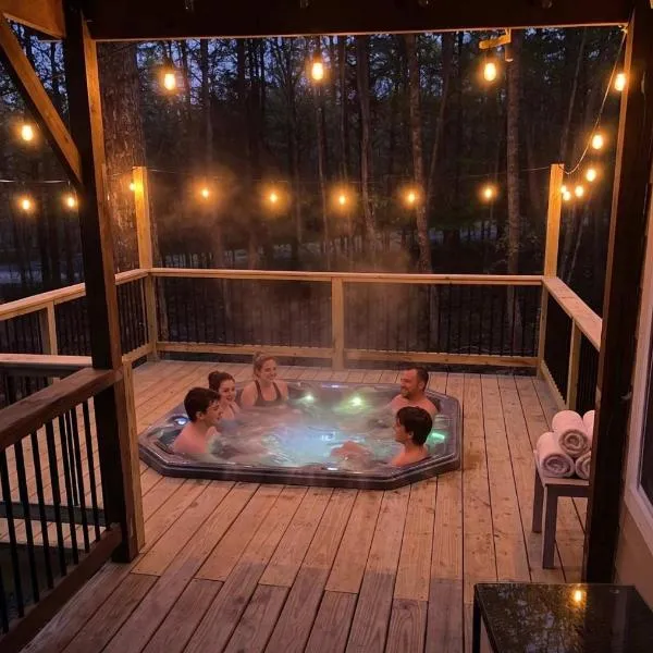 Dogwood Cottage with Private Fire Pit & Sleeps 6, hotell i Menlo