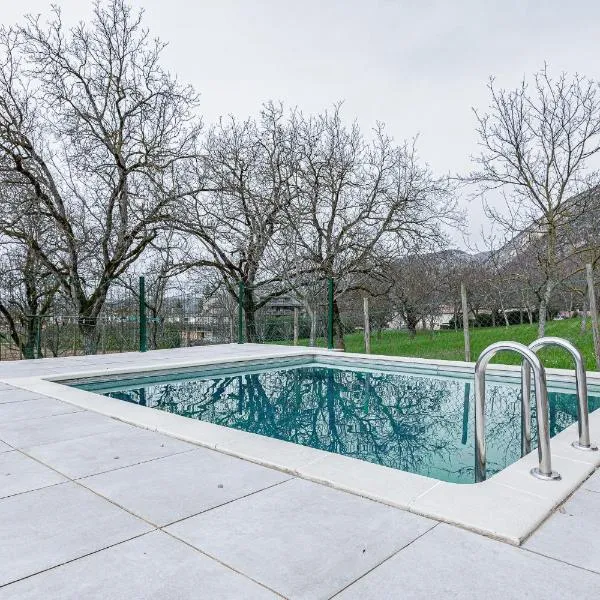 La maison dans les noyer, hotel in Sainte-Eulalie