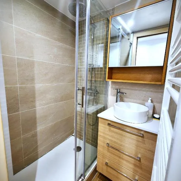 LE CALA - BIG FLAT - Hypercentre - 4 chambres - Air Conditionning, hotel en Niza