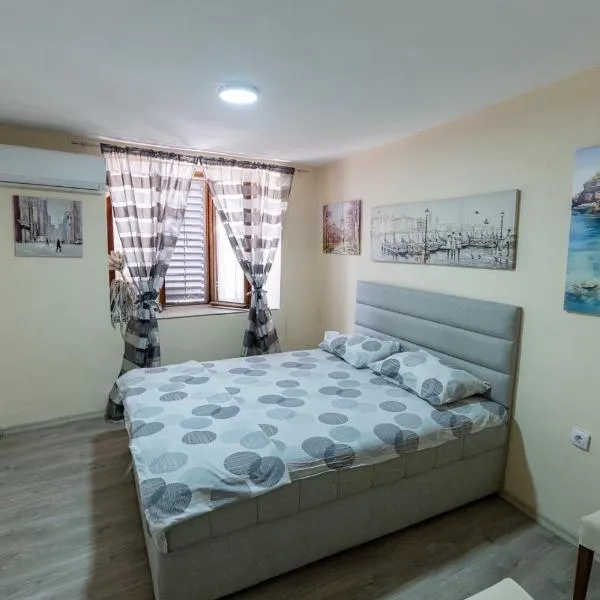 Old street 2, hotel in Podgorica