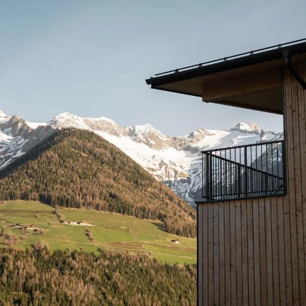 Lahnerhof Chalets mit Bergblick, Terrasse & Sauna im Ahrntal, hotel en Lutago