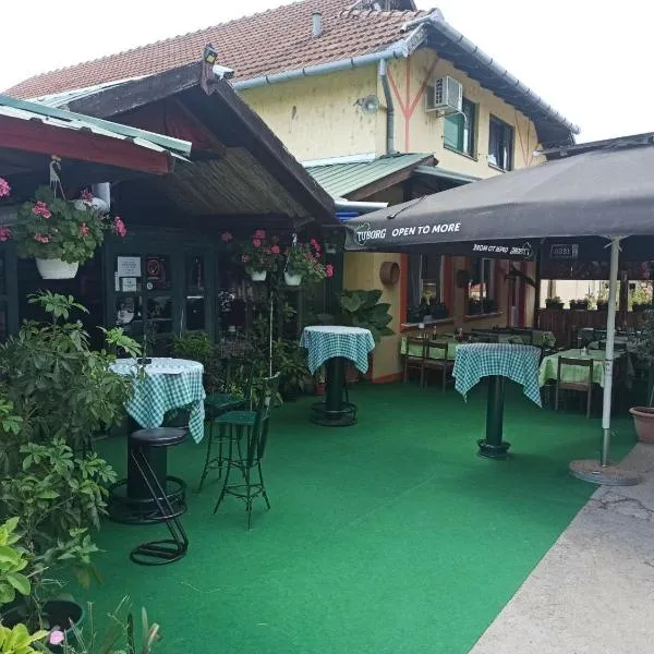 Guljaš Čarda Old, hotel i Šupljak