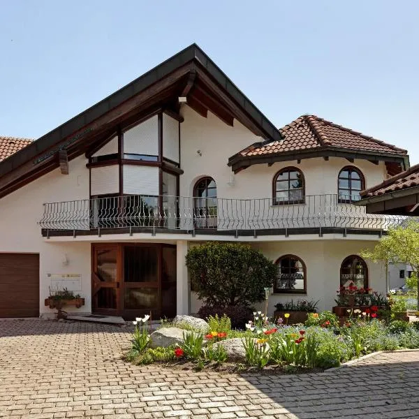 Haus Ella, hotel u gradu Kenigsfeld im Švarcvald