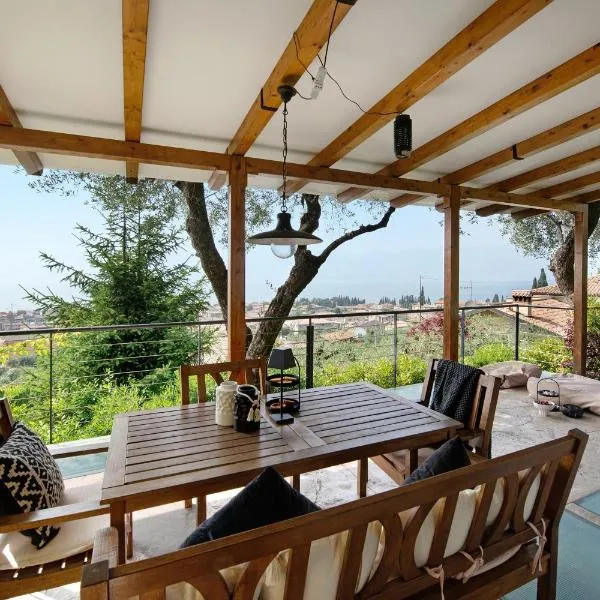 Villa Savi Lake View and Pool, hotel in Torri del Benaco