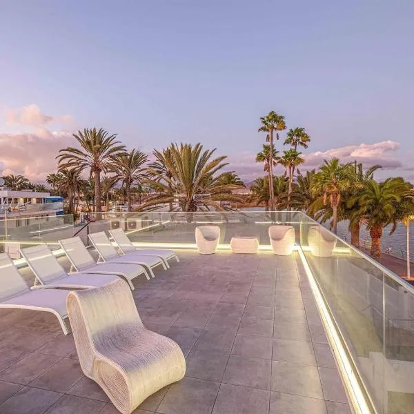 Seafront villa with jacuzzi, מלון במספאלומס