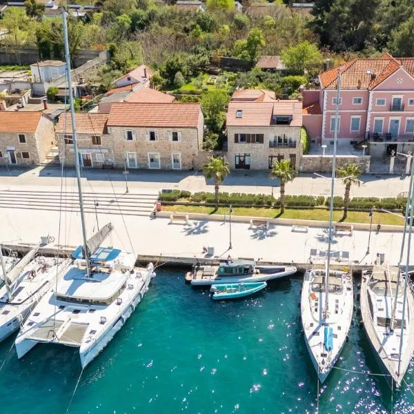 Seafront Stone Home With King Beds, Garden And Balcony – hotel w mieście Stari Grad