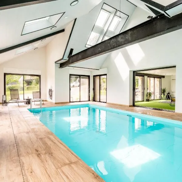 Gite Ti Coz piscine intérieure、Cadenのホテル