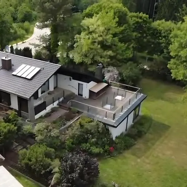 Ferienhaus mit Schwimmhalle, hotel din Burgthann