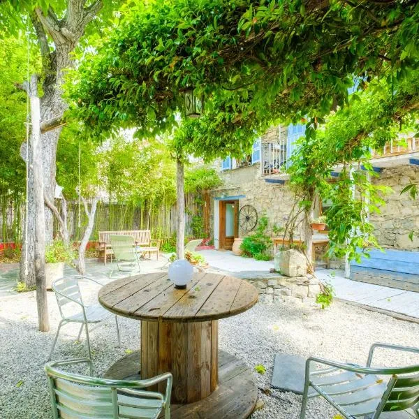 Le Jardin des Oiseaux, hotelli kohteessa Clans