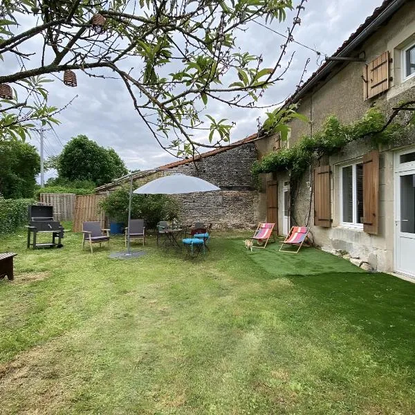 La Grange des zarts, hotel Champagné-le-Sec városában