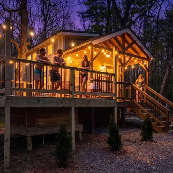 Hot Tub, Secluded Hickory Tiny Home in Menlo!, hotel din Menlo