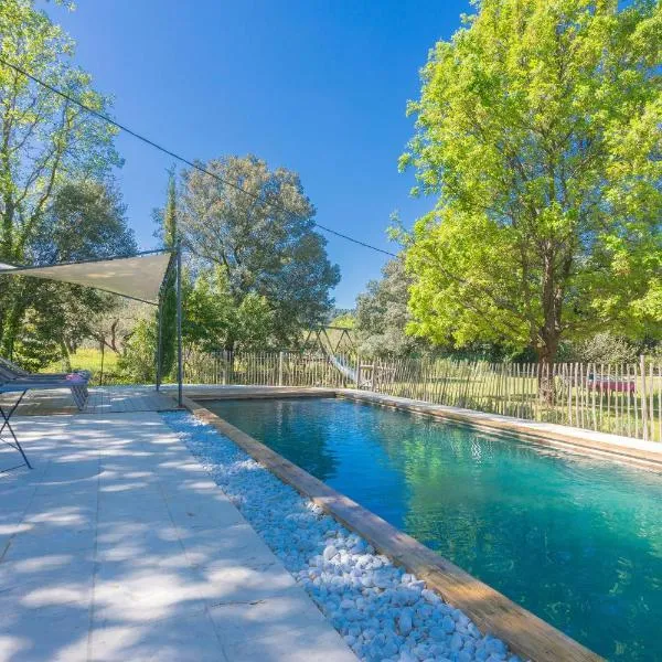 Mon Gîte en Provence avec piscine โรงแรมในซาแลนส์