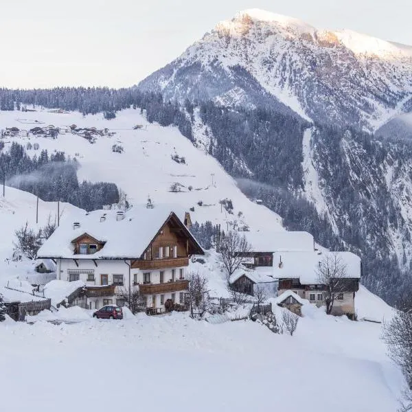 Haus Belodei - Apt A, hotel i San Martino in Badia