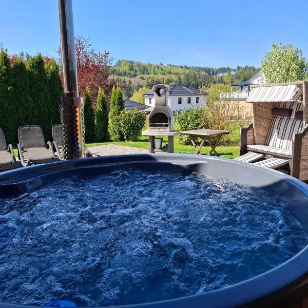 Holzhaus Zum Radekopf mit Whirlpool, hotel a Medebach