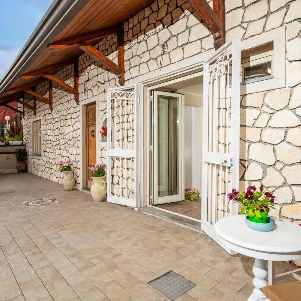Pètra Janca, hotel ad Aci SantʼAntonio