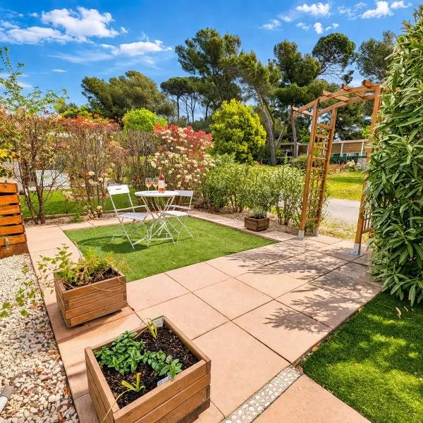 Bungalow Camping 4 étoiles - Mer à pied, hotel in Hyères