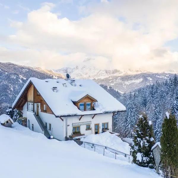 Haus Belodei - Apt B, hotel i San Martino in Badia