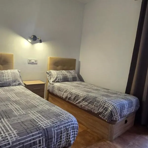 Suite con Terraza & BBQ, 5 min a pie de la Playa, hotel en Castelldefels