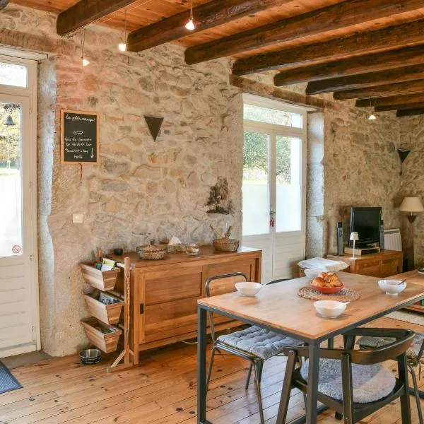 Casa Mialy - Clim Wifi Terrasse、Saint-Vincent-de-Mercuzeのホテル