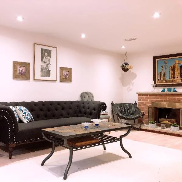 Cozy 2bedroom Basement unit, hotelli Torontossa