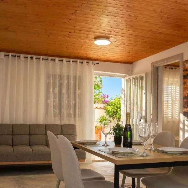 The Beach White House - 80m from the Beach - Renovated, hotelli kohteessa Áyios Yeóryios