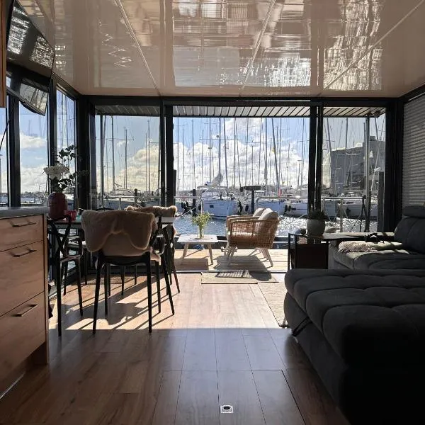 Hausboot mit Motorboot, Hotel in Heiligenhafen