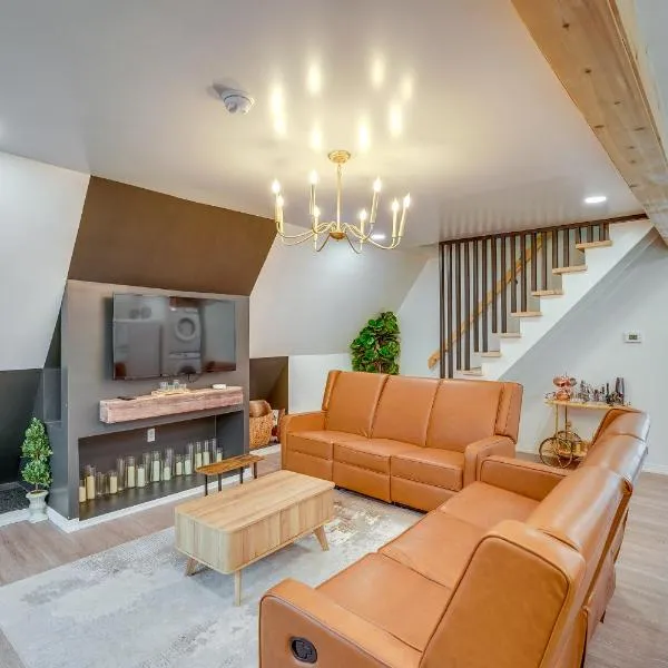 Walk to Fox Lake Pet-Friendly A-Frame with Fire Pit، فندق في Twin Lake