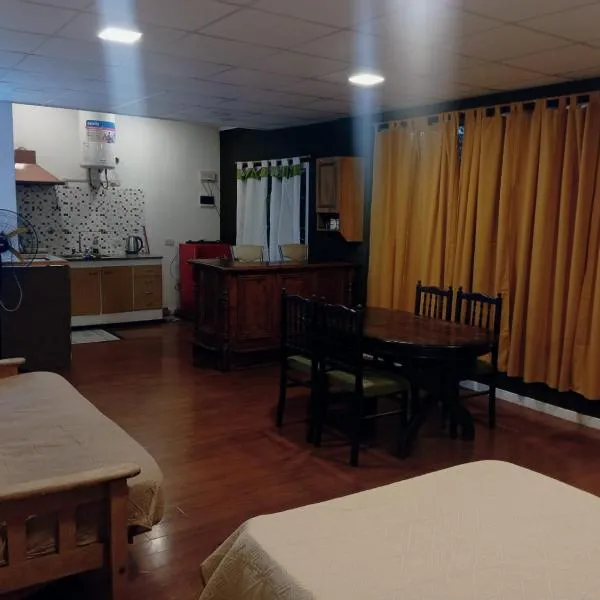 Monoambiente grande y luminoso en el bosque de La Plata, hotel din La Plata