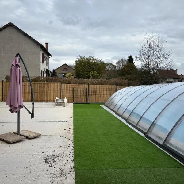 Maison de vacances avec piscine, hotel in Messeix