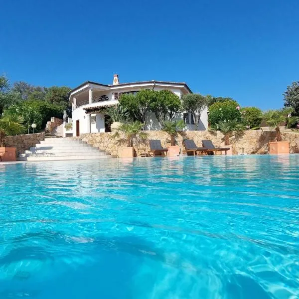 Villa Luna Rossa con piscina، فندق في سان تيودورو