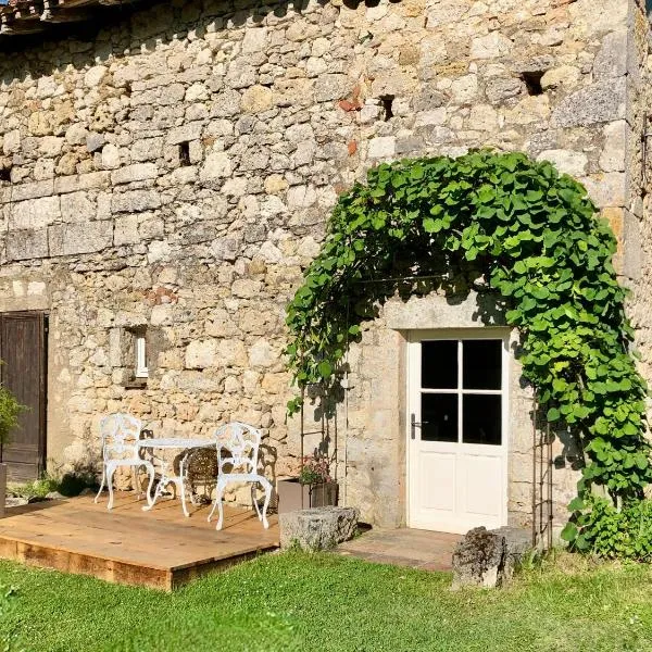 Gîte du Château des Fours, Hotel in Cumont