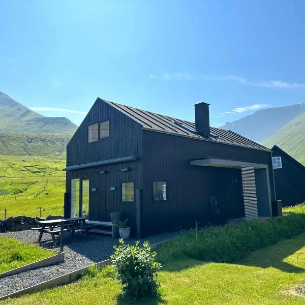 Luxury Cottage with Stunning Views - Okkara summarhús við Gjógv, Hotel in Gjógv