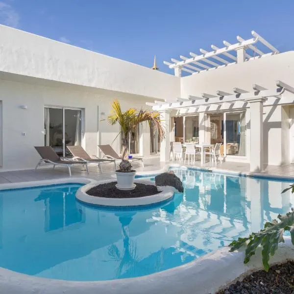 Villa Ole Bahiazul-Private Jacuzzi, hotel i Corralejo