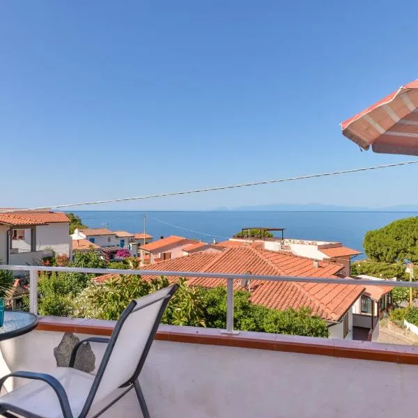 Appartamento con vista mare Chiessi, hotell i Chiessi