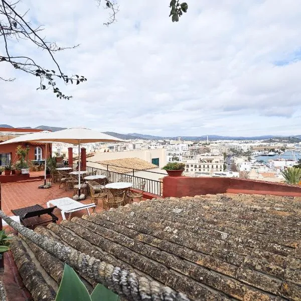 Navila Estudio en la piscina, hotel in Ibiza Town
