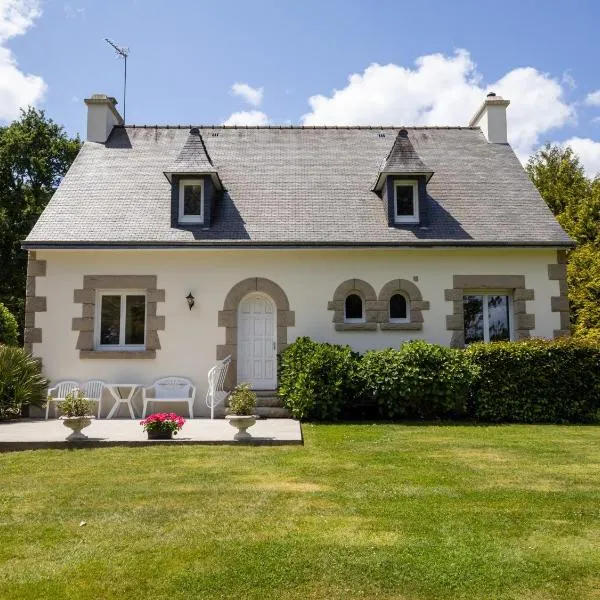 Maison familiale terrasse et parc, hotel em Plouisy