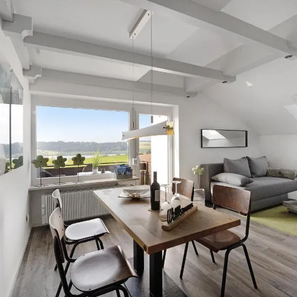 Loft mit Seeblick und Innenpool, hotel en Petersthal