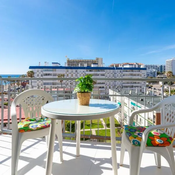 Sunny Seaside Studio, hotel in Benalmadena Costa