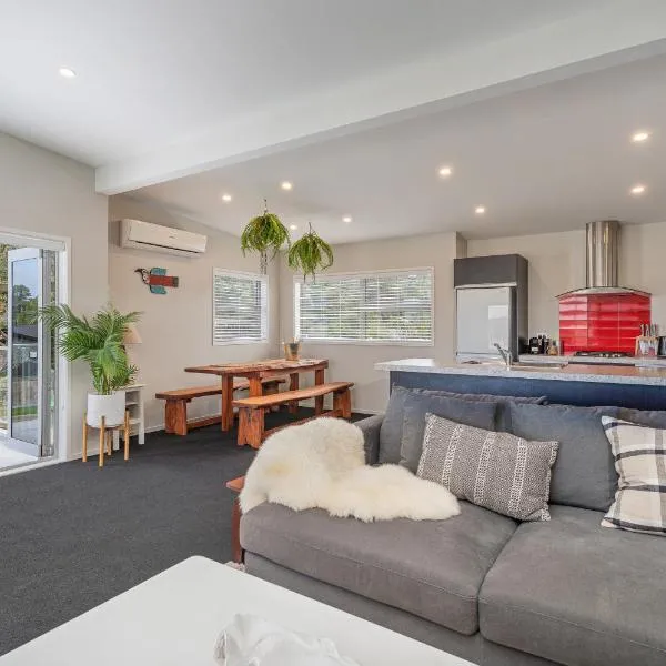 Wharf Landing - Harbour View with Sunny Balcony, Walk to Town, Hotel in Coromandel