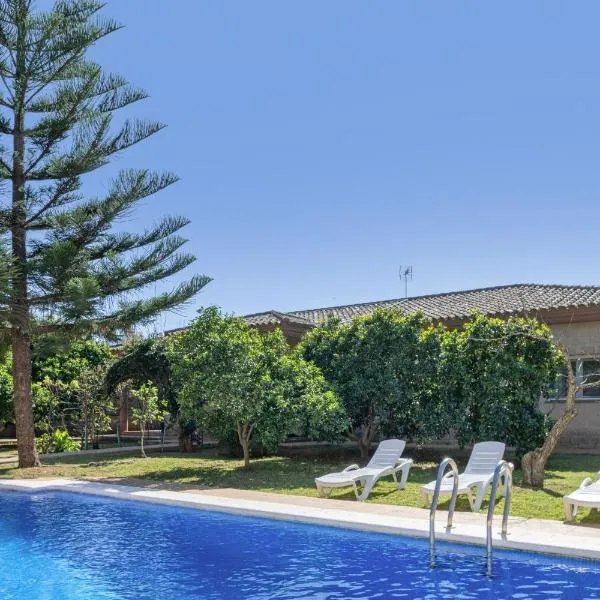Chalet Los Delfines, מלון בצ'יקלנה דה לה פרונטרה