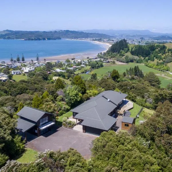 Treetops Cottage at the Castle, hotell i Matarangi