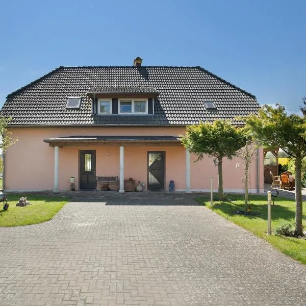 Ferienwohnung Lüssow, готель у місті Lüssow