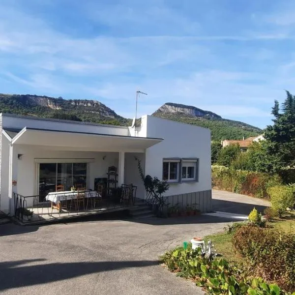 Gite Aux Tourterelles – hotel w mieście Tournemire