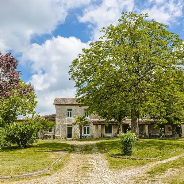 Chambre d'hote Emeraude، فندق في Genouillé