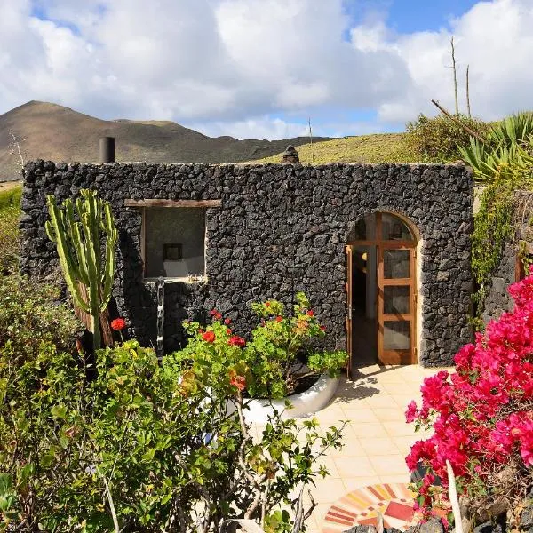La Bodega - House on volcano with a piano, Hotel in Haría