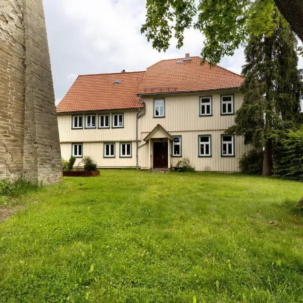 Altes Pfarrhaus - Wohnung Farbwelt, hotell i Hüttenrode