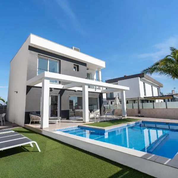 Casa Bos Palm Tree Villa with Pool, hotel in Gran Alacant