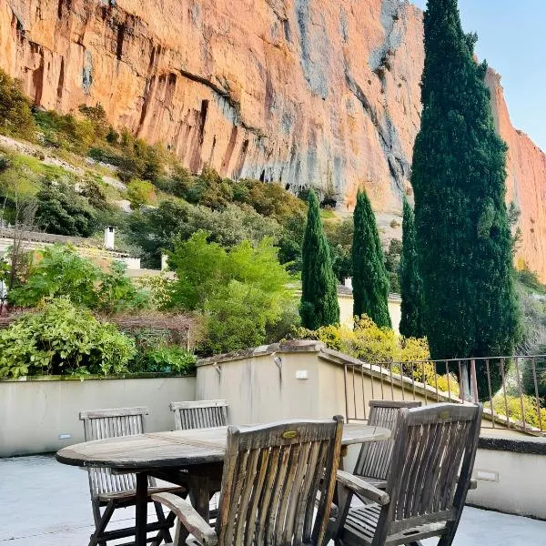 Maison vue sublime et rooftop, hotel en Lioux